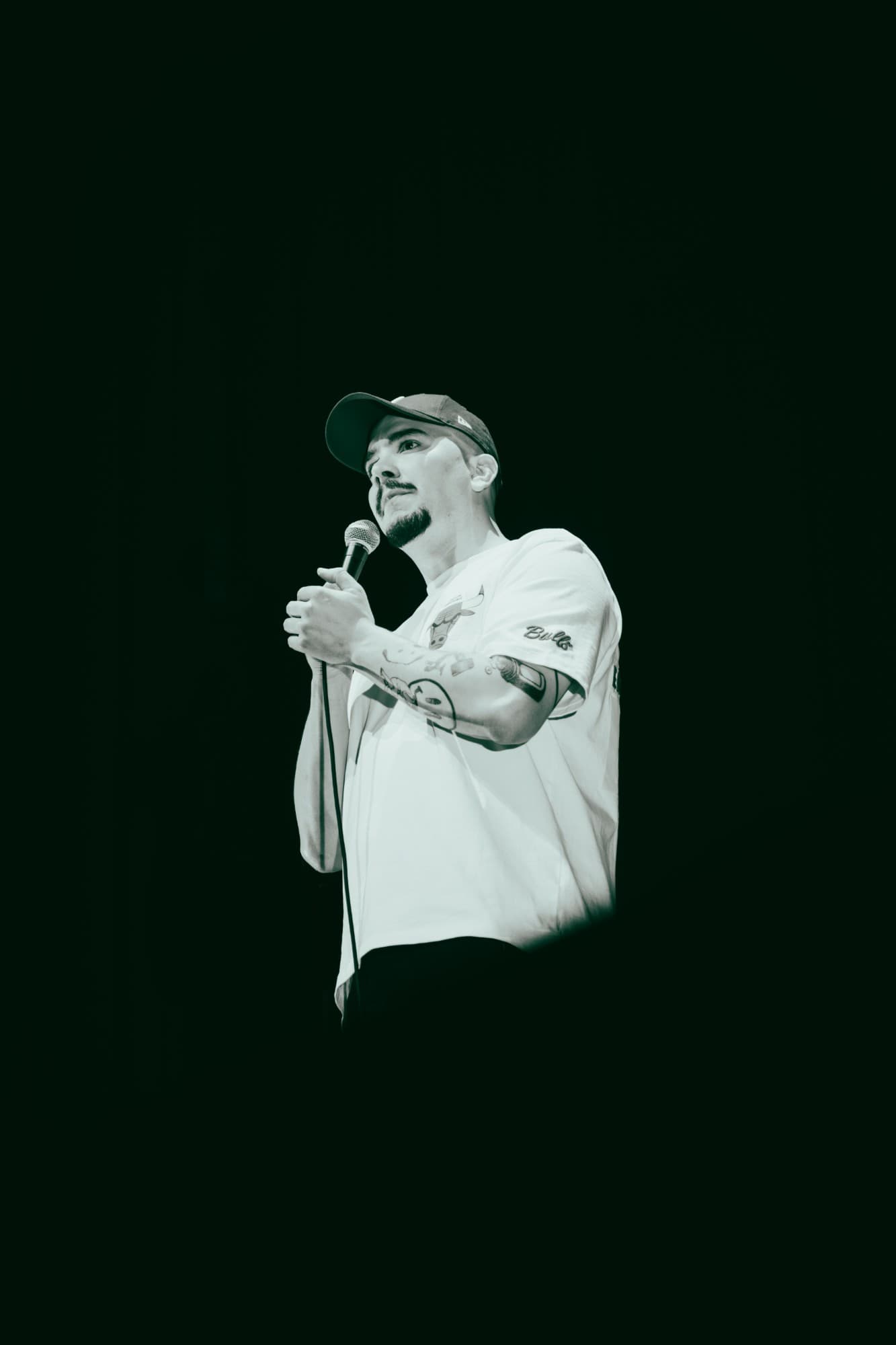 Em palco, retrato a preto e branco